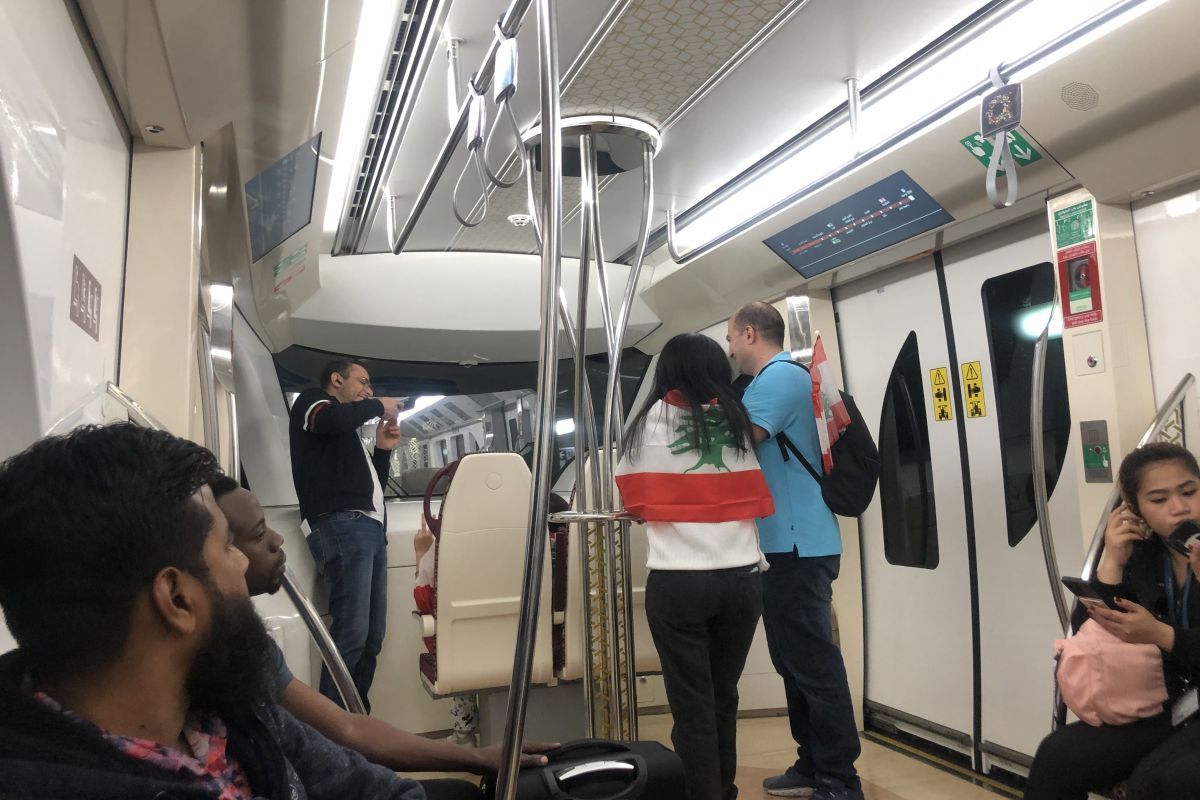 Pendukung timnas Lebanon memadati kereta Metro menuju Stadion Lusail