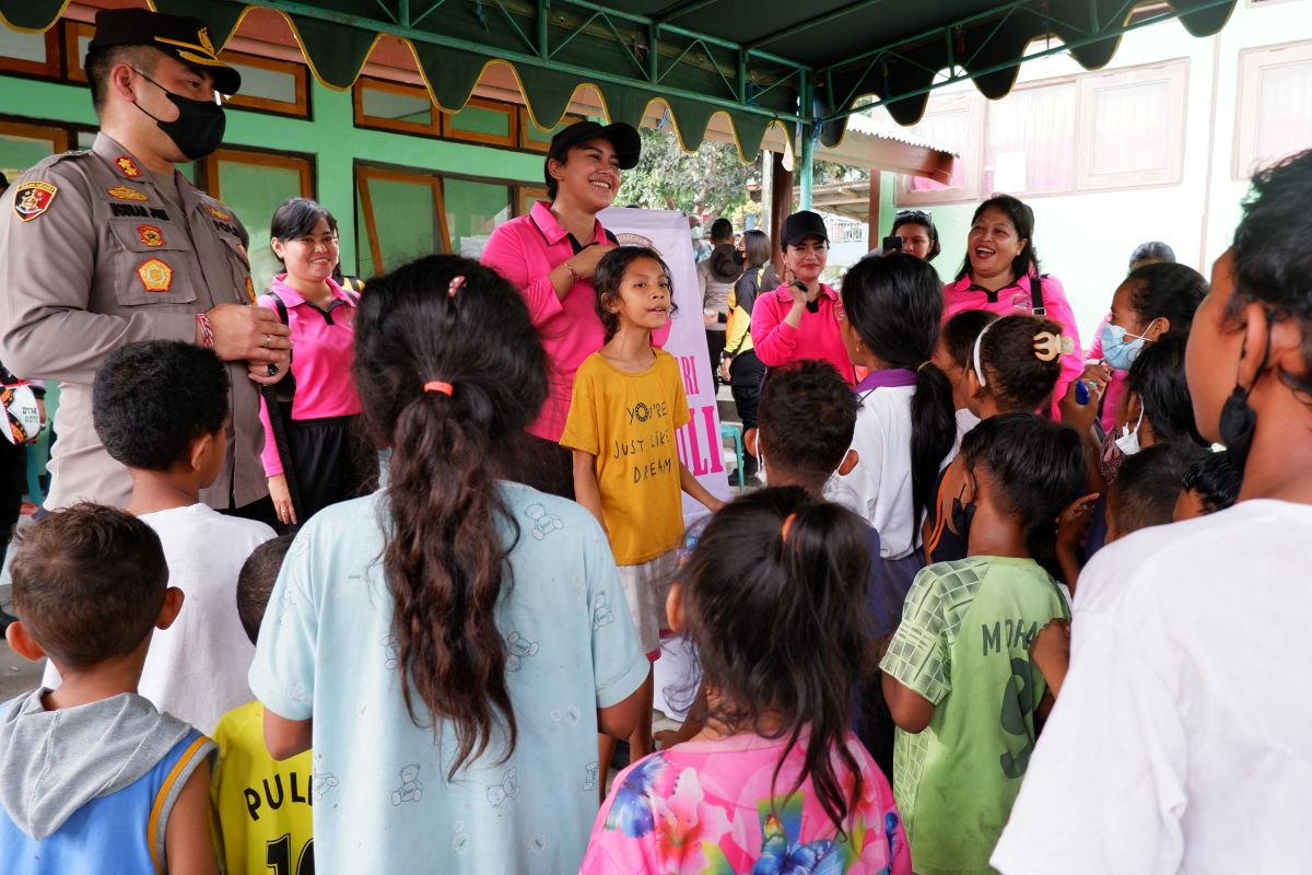 Bhayangkari Ende utamakan kebutuhan gizi anak korban erupsi