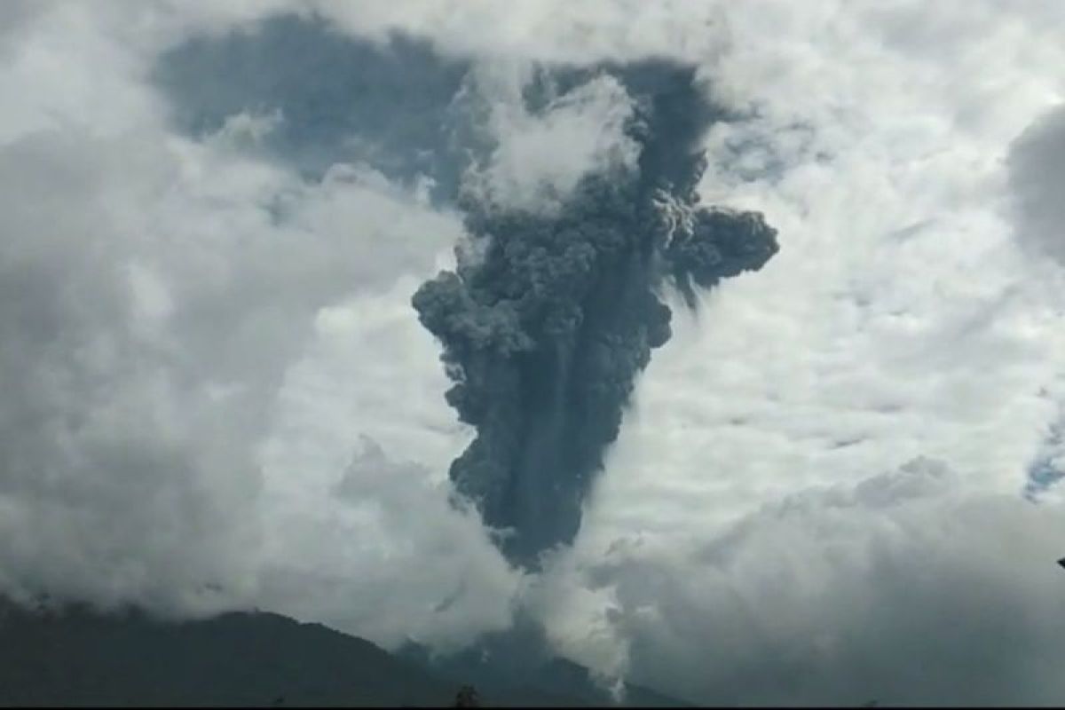 Gunung Marapi Sumbar erupsi lontarkan batu api