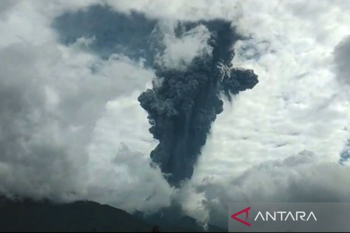 Gunung Marapi kembali erupsi lontarkan batu api