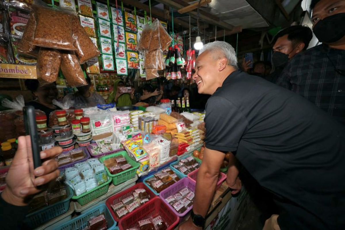 Blusukan di Pasar Pucang, Ganjar sebut harga cabai mulai turun 