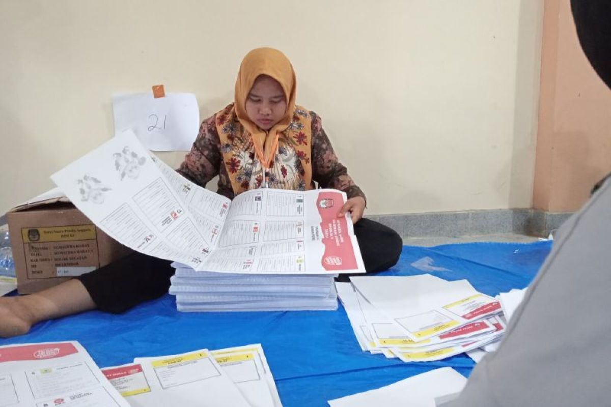 KPU Solok Selatan libatkan 115 warga lipat surat suara