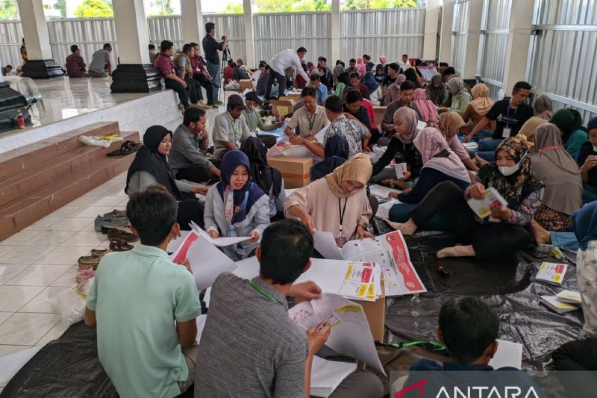 KPU Kulon Progo menyelesaikan pelipatan surat suara 1.762.415 lembar