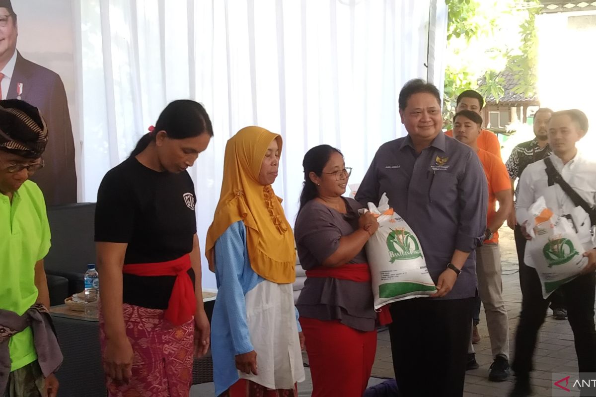 Menko Airlangga salurkan bantuan beras di Denpasar, kurangi dampak El Nino