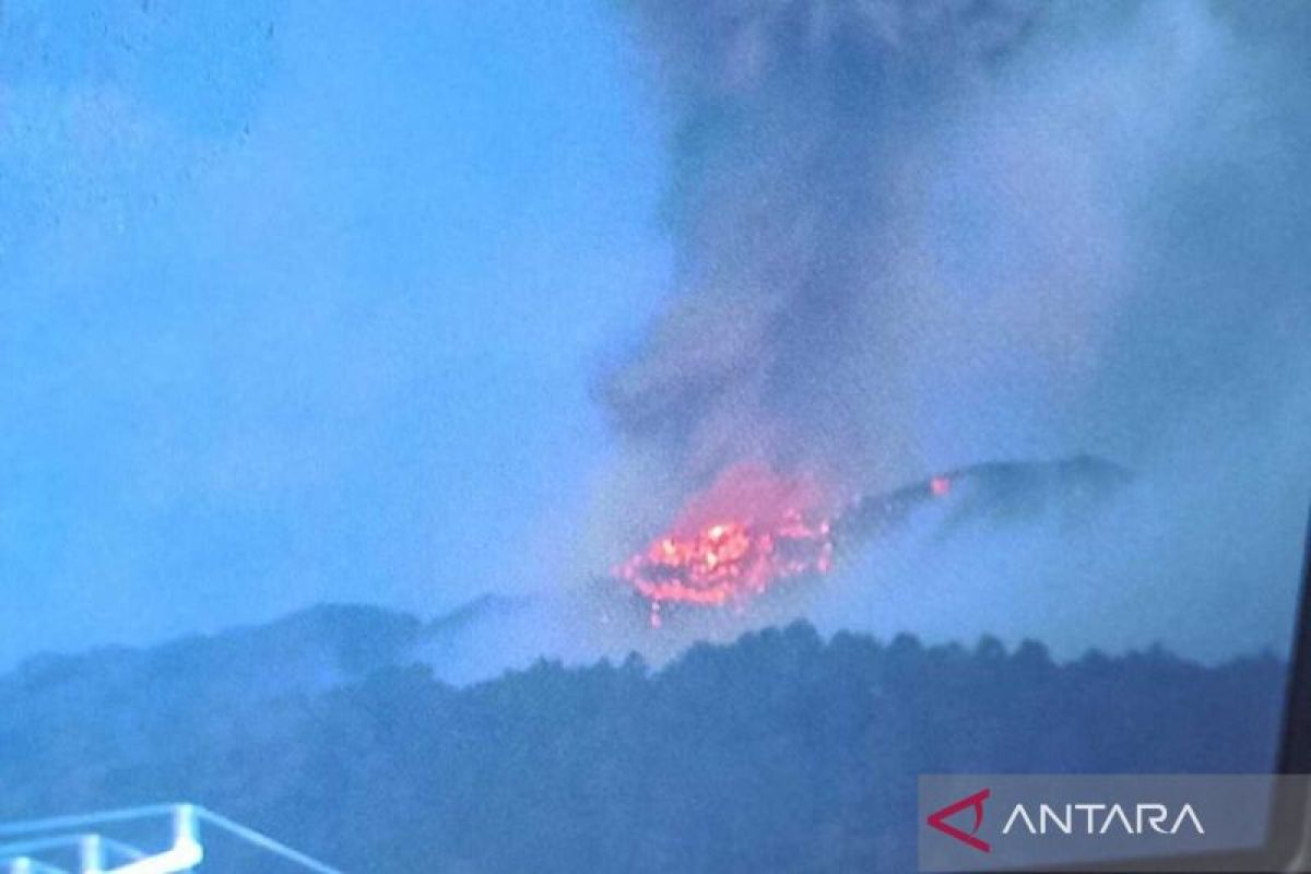 Gunung Marapi erupsi lontarkan batu api