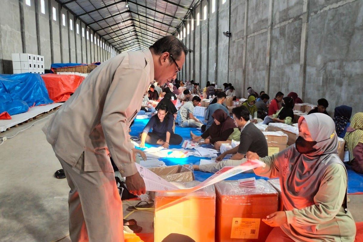 KPU  Batang lakukan pelipatan surat suara DPR RI