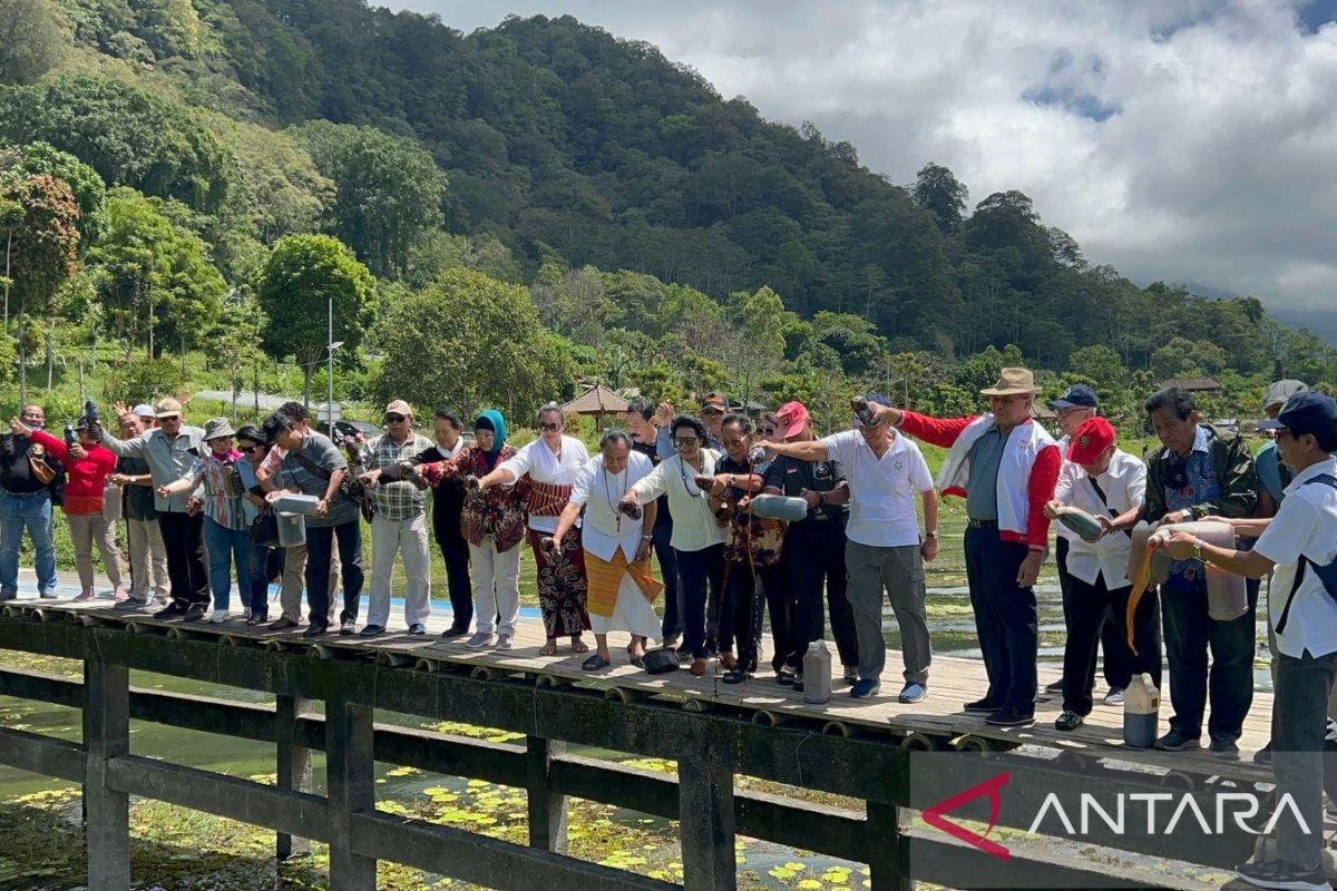 Purnawirawan Polri di Bali tuang eco enzyme di danau Buyan untuk pelestarian