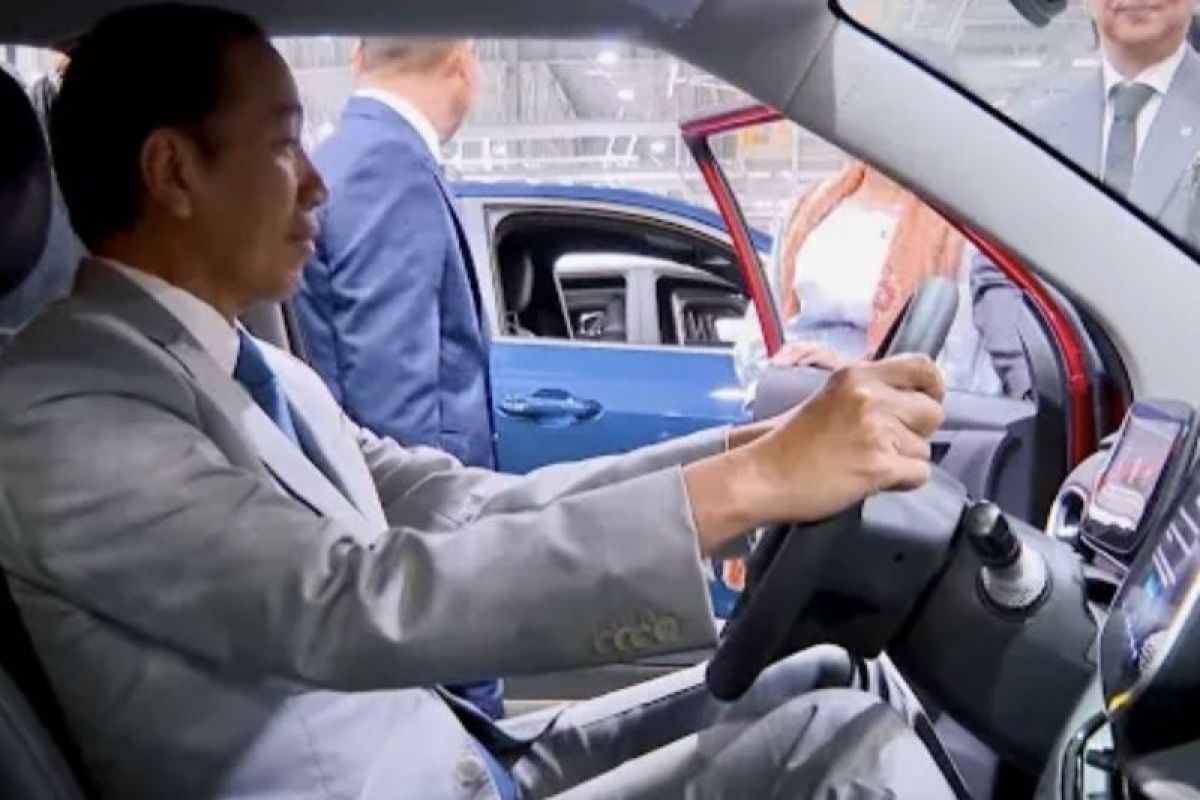 Presiden Jokowi sebut peluang investasi VinFast perkuat ekosistem mobil listrik