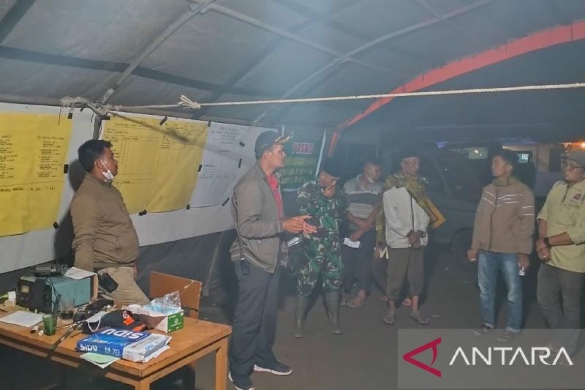 Tim gabungan evakuasi warga disabilitas di radius 4,5 kilometer Marapi