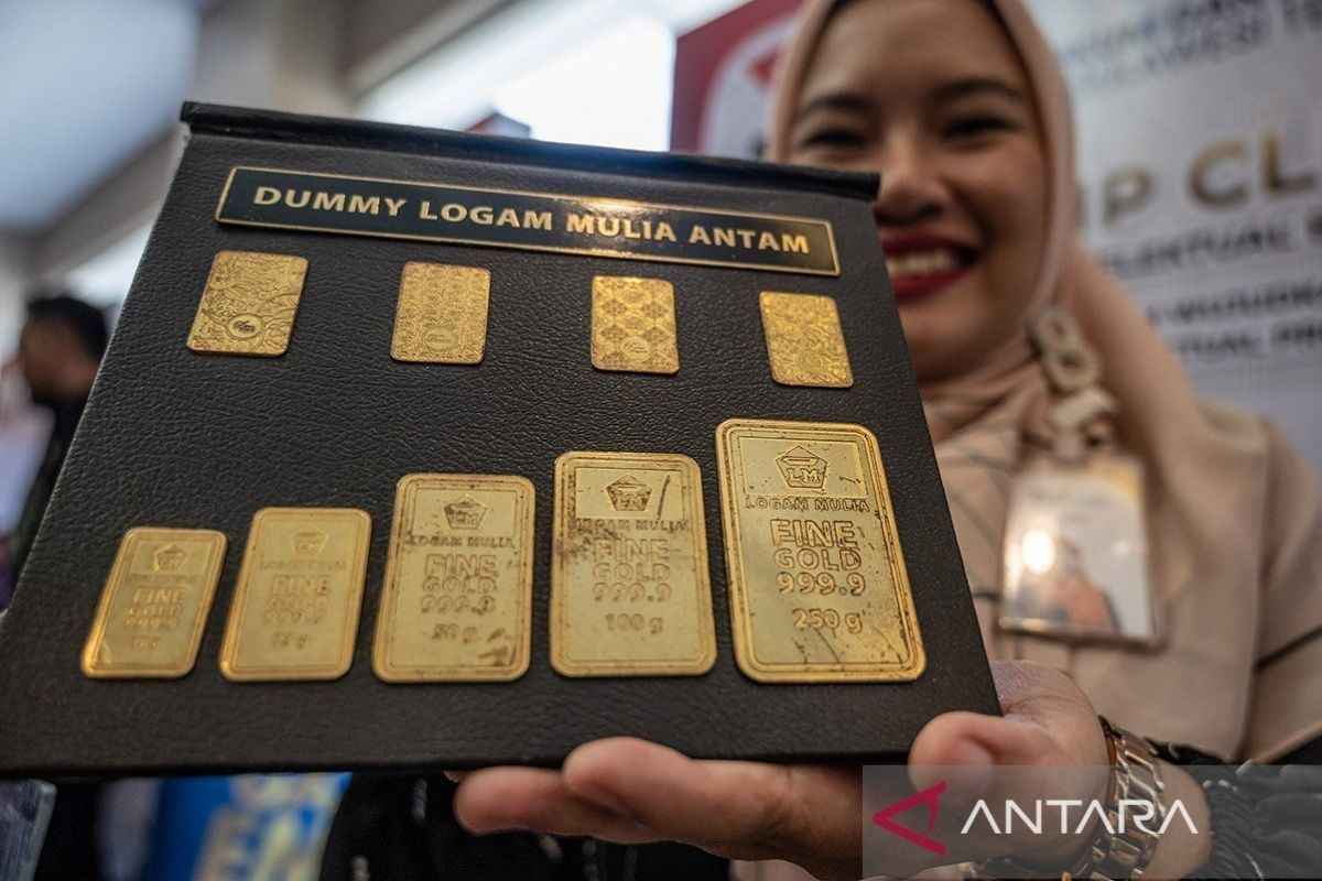 Emas Antam Senin pagi turun Rp1.000