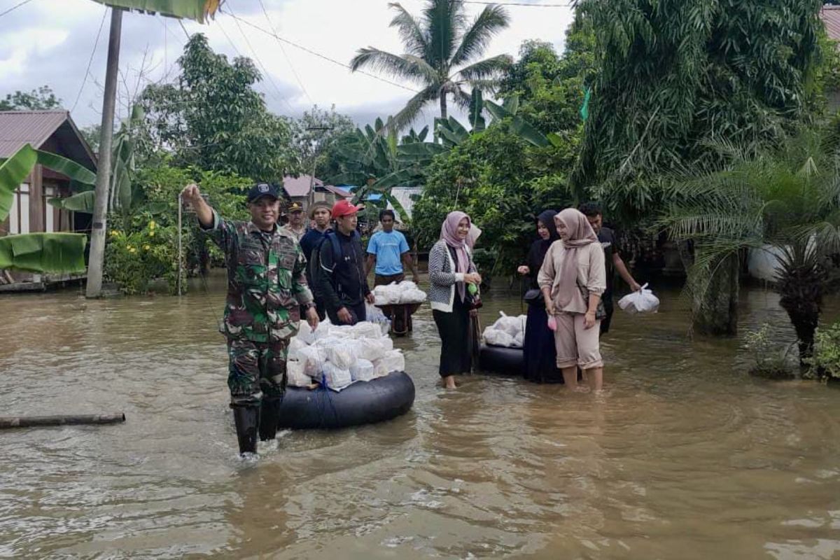 TNI AD salurkan bantuan bagi warga terdampak banjir di Desa Masiraan HST
