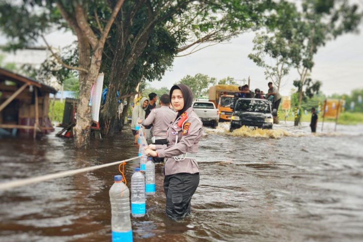 Polisi Rohil pasang penanda di Jalan Lintas Riau-Sumut yang banjir