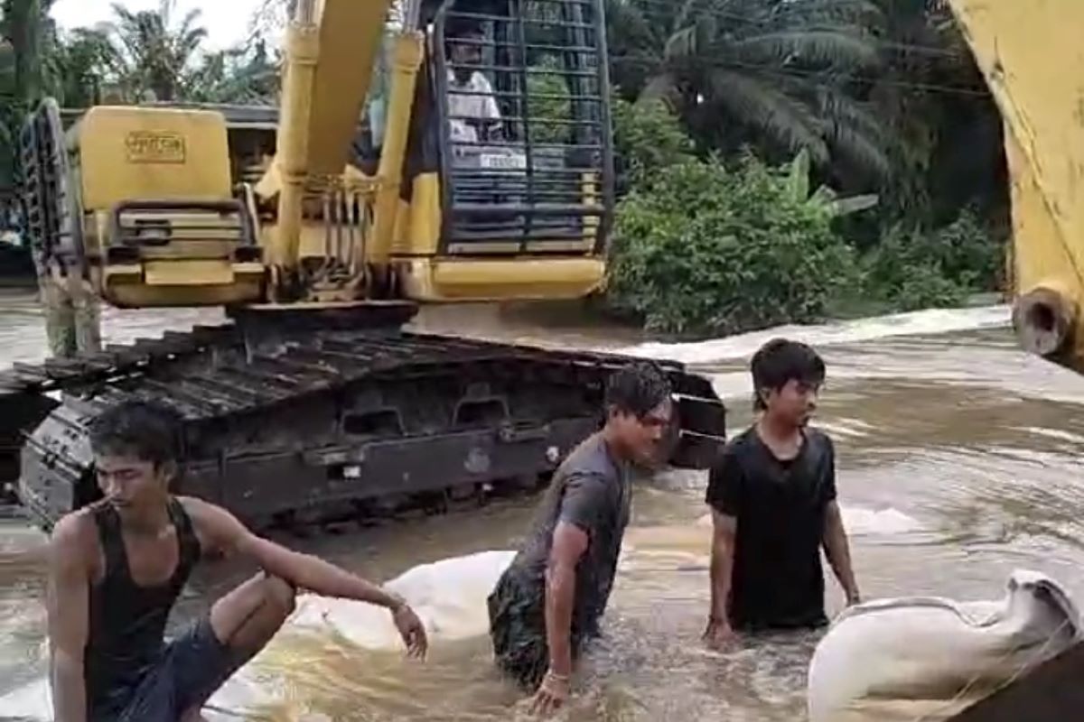 Alat berat disiagakan atasi banjir di Indragiri Hulu