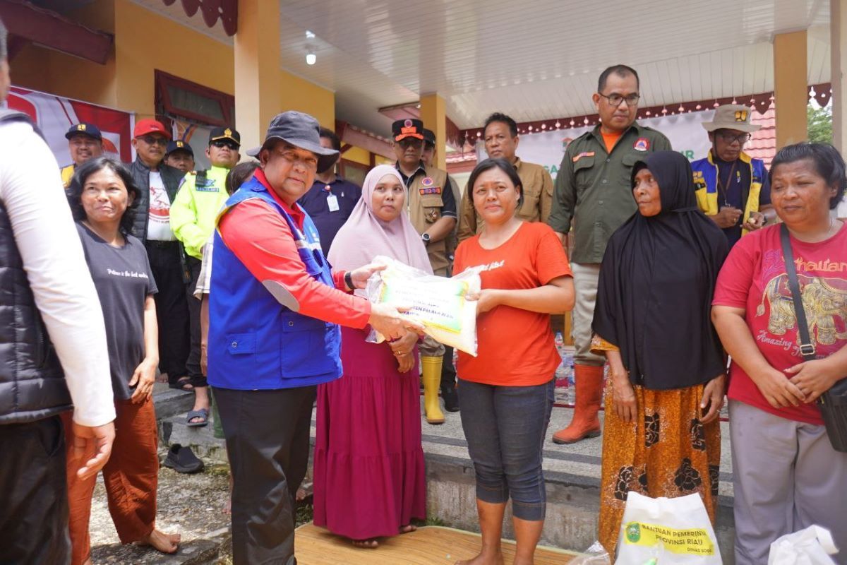 Gubernur Riau serahkan 10 ton beras untuk korban banjir Pelalawan 