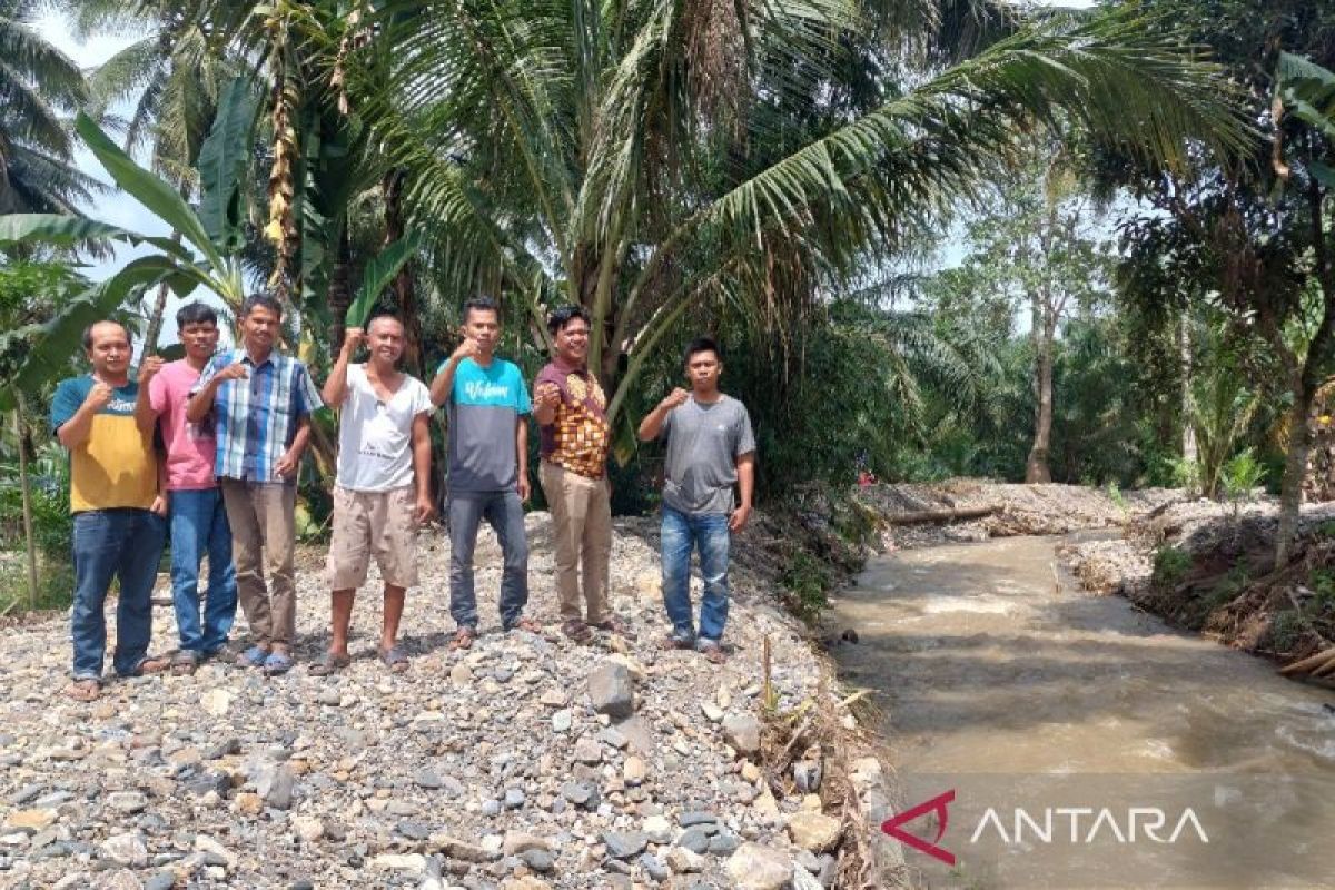 Masyarakat Desa Pintu Padang berterimakasih kepada Plt Bupati Palas AZP