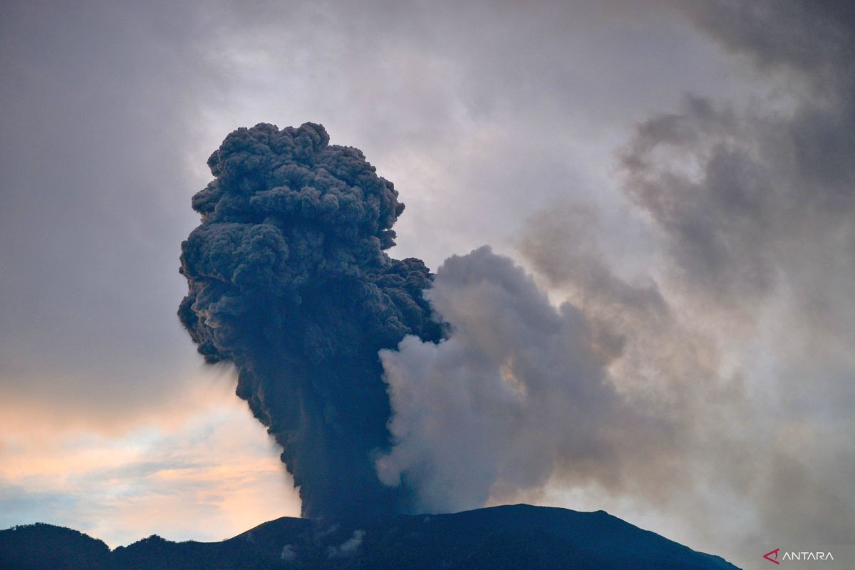 Kemarin, erupsi Gunung Marapi hingga Kereta Api Pandalungan anjlok