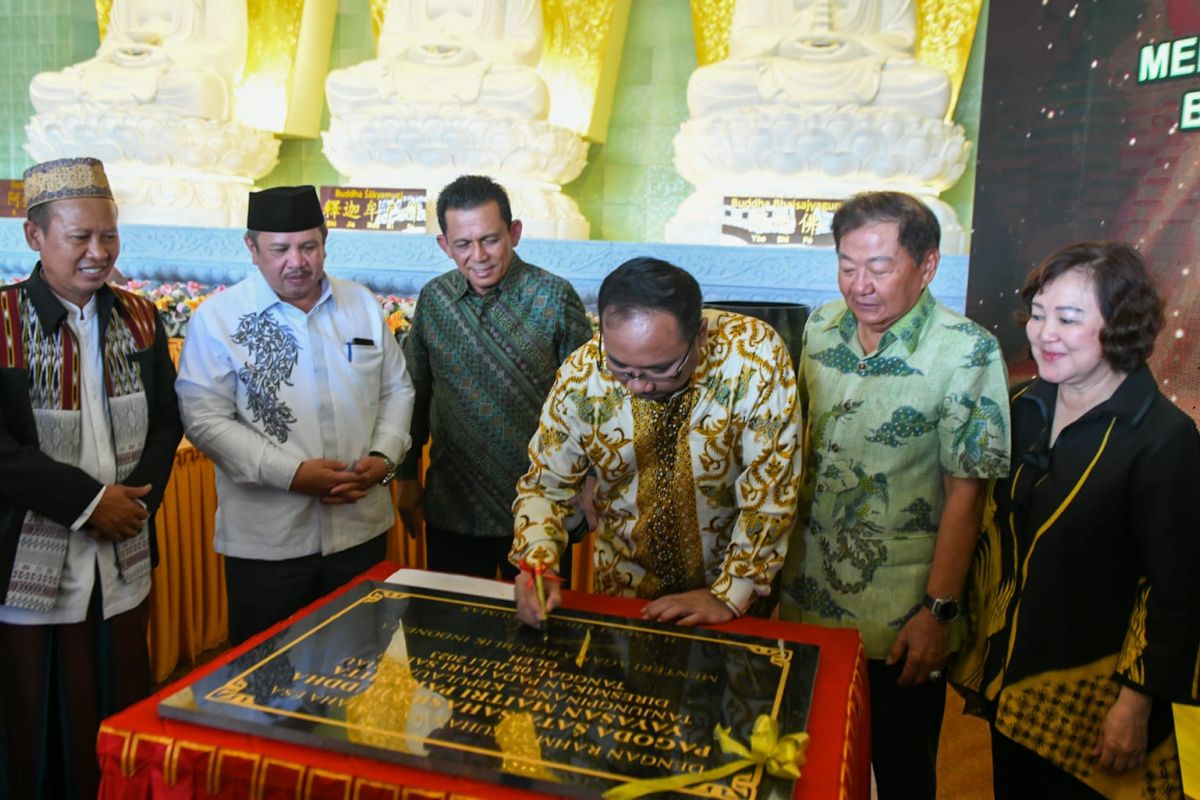 Menag kagum dengan kemegahan Pagoda Sata Sahasra Buddha di Tanjungpinang Riau