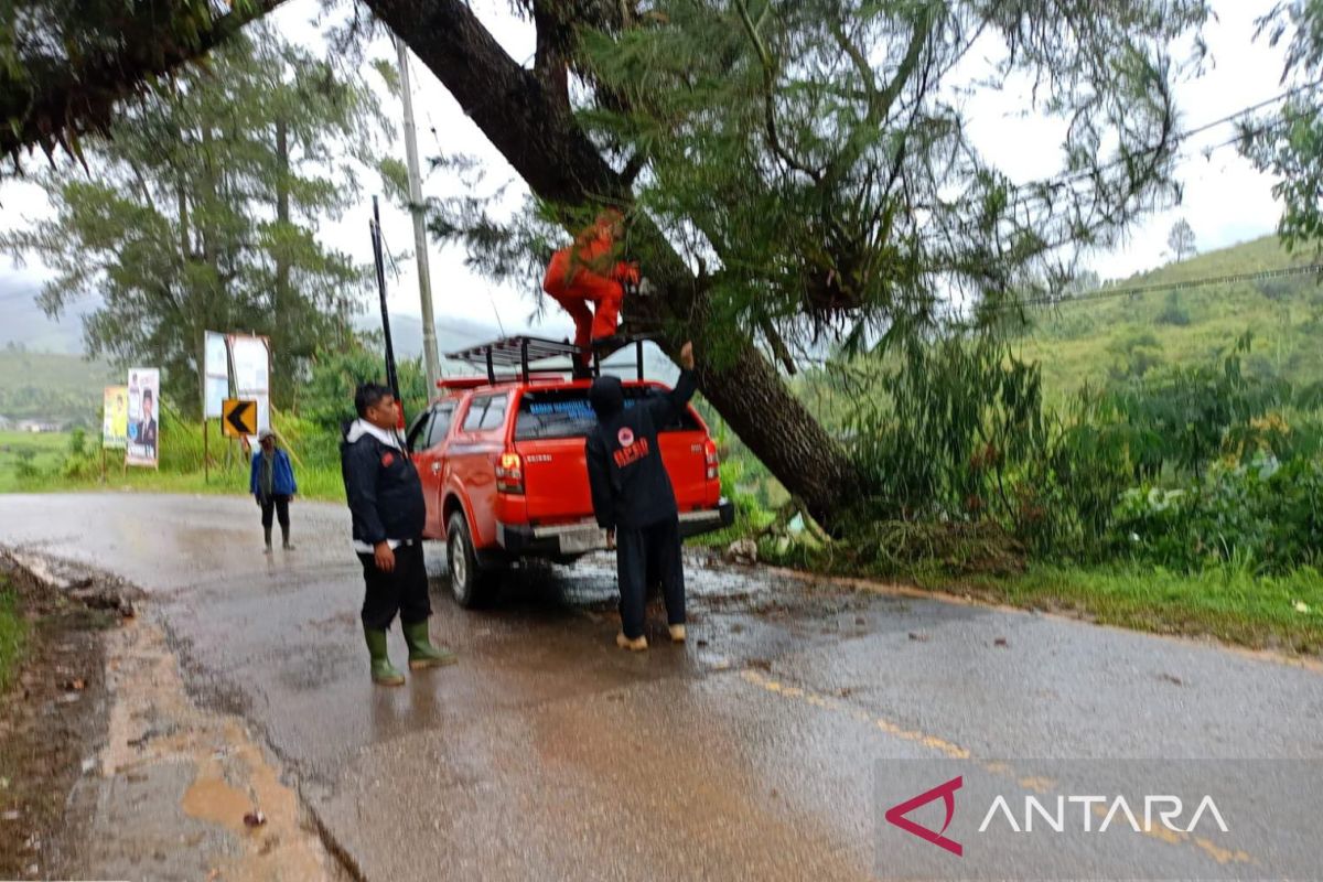 BPBD Solok serahkan bantuan ke korban longsor di Pantai Cermin