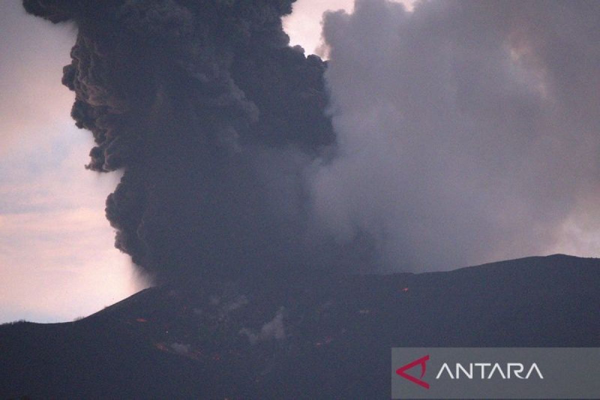 Hujan abu vulkanik iringi erupsi Gunung Marapi Minggu pagi