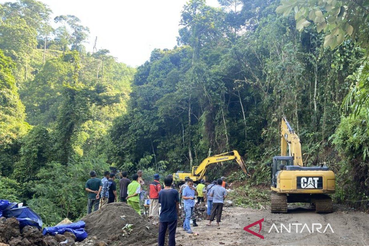 Polres tutup sementara jalan longsor di Liku Sembilan Bengkulu Tengah