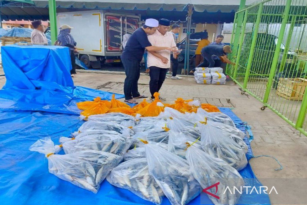 Gubernur Kalsel salurkan 1,85 ton ikan untuk jamaah Haul Guru Sekumpul