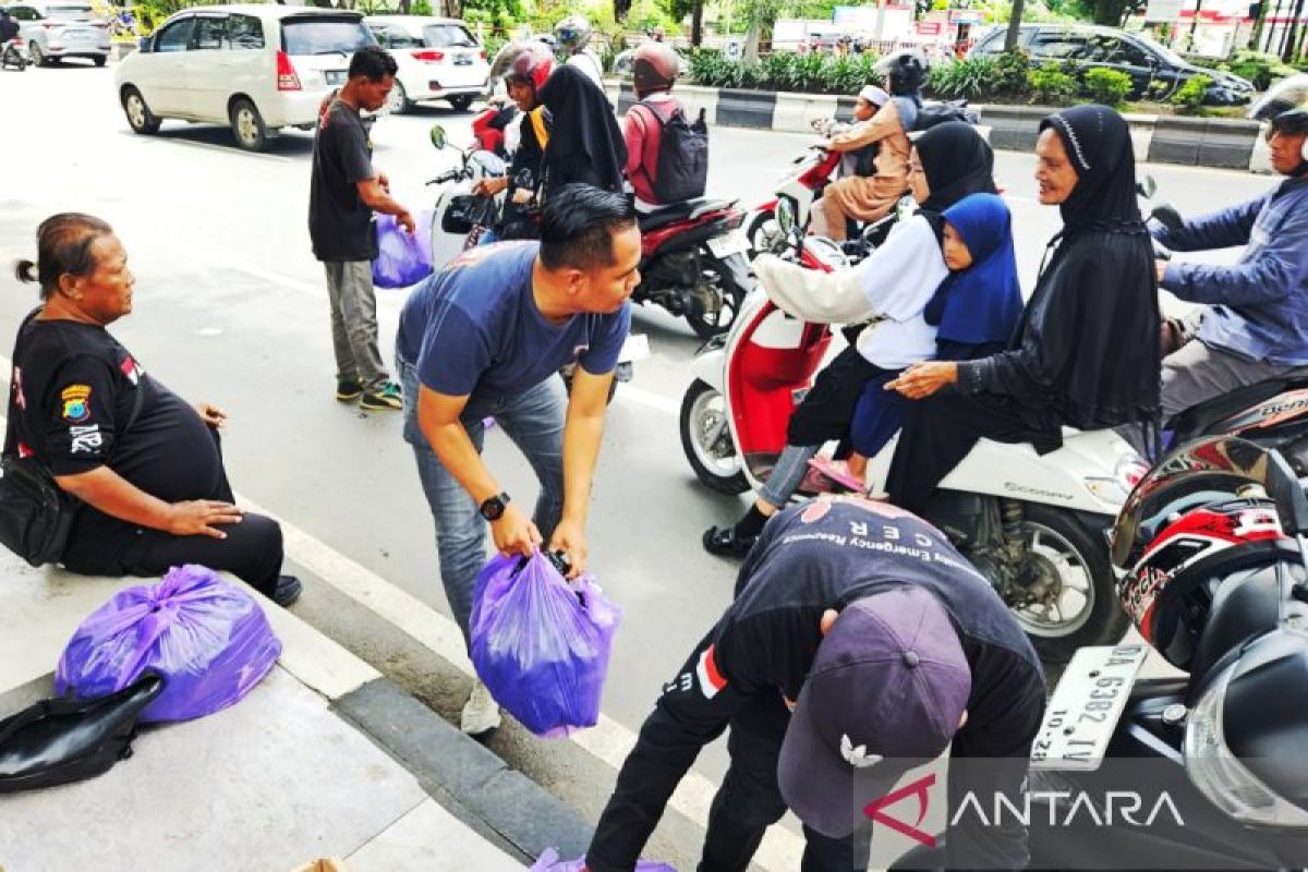 Polresta Banjarmasin bersama CER Mitra Polri bagikan nasi bungkus ke jamaah Haul