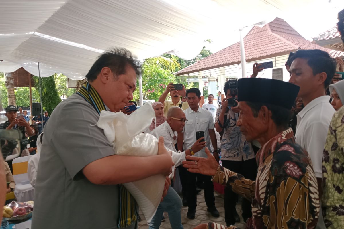 Menko Airlangga berikan bantuan beras kepada warga lingkar Mandalika NTB