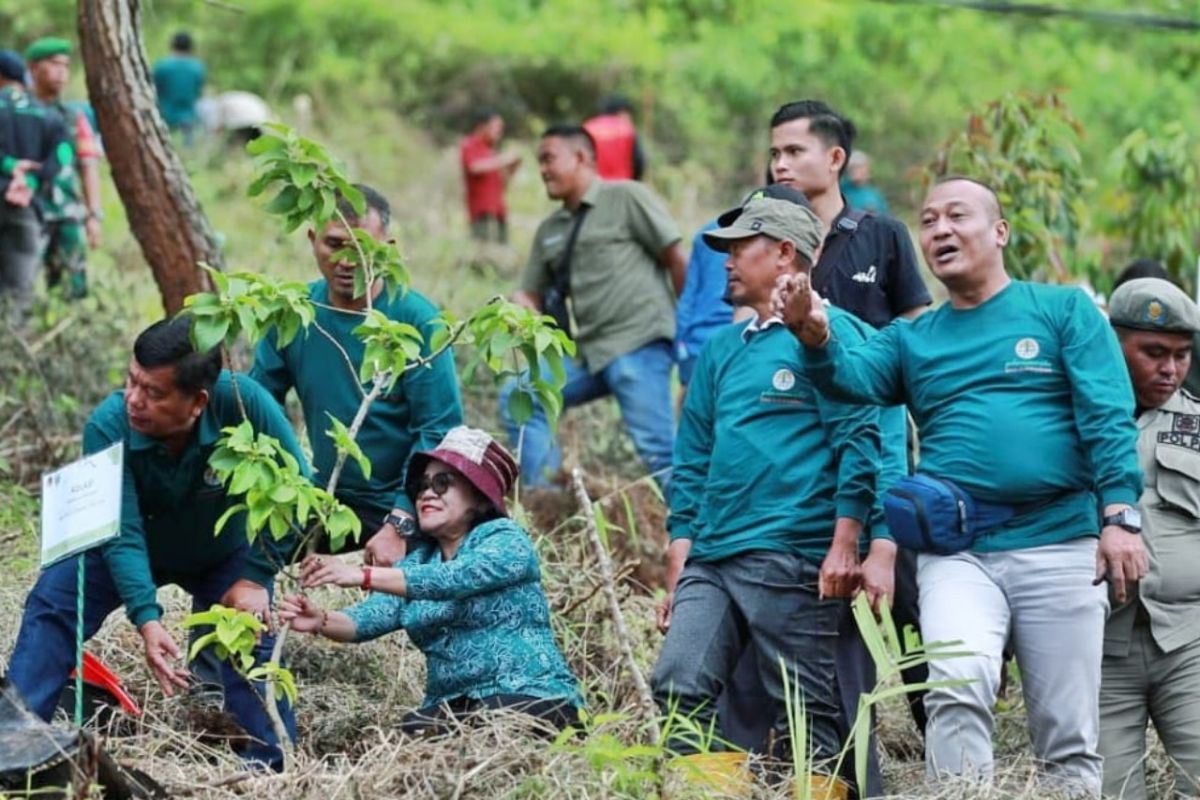 Simalungun tanam 200 pohon bagian dari program KLHK