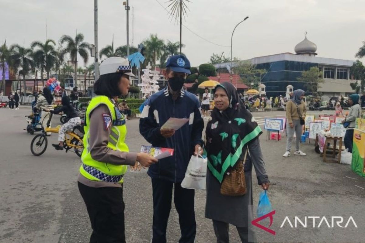 Polwan Ditlantas Polda Riau ajak masyarakat wujudkan pemilu damai saat hari bebas kendaraan