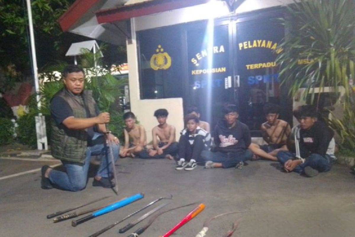 Polisi dibantu masyarakat tangkap 12 remaja hendak tawuran