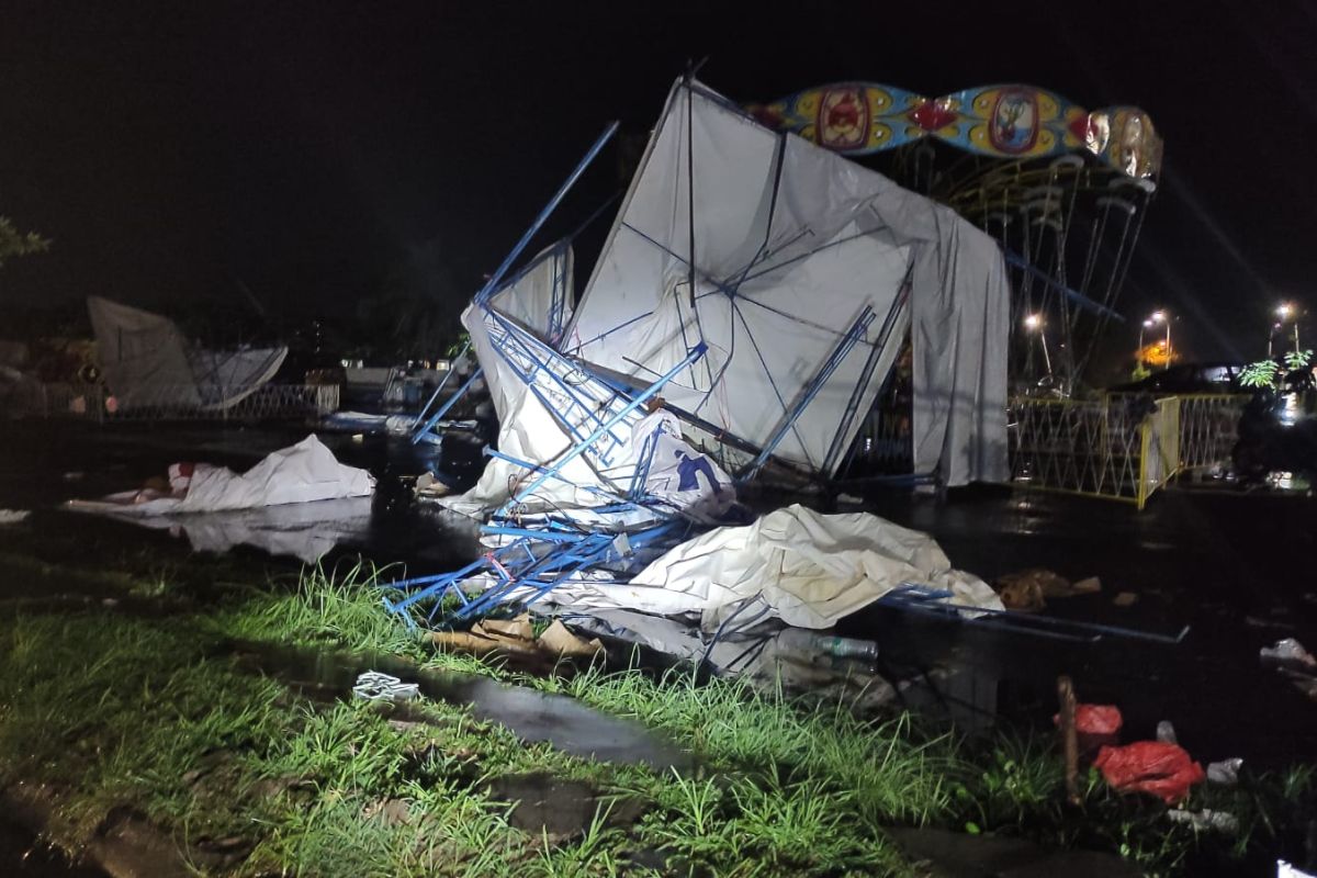 Tenda-tenda UMKM di Sidoarjo rusak diterjang angin kencang