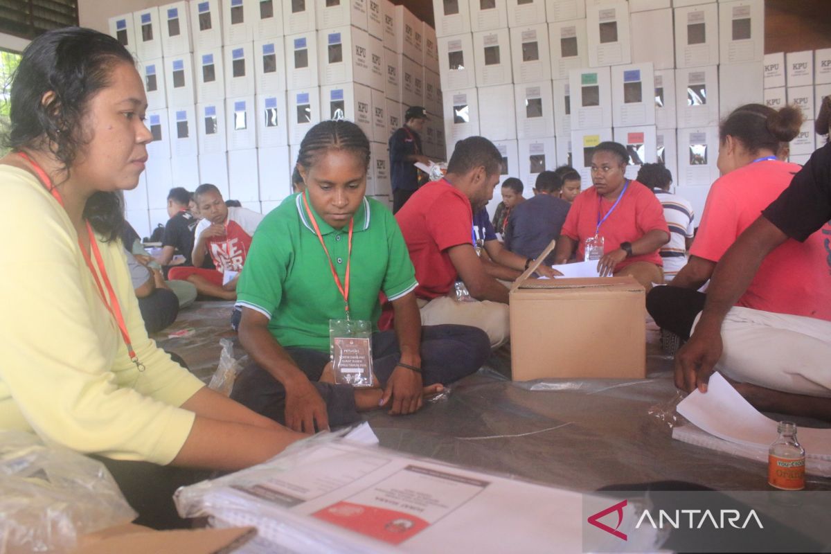 KPU Jayapura kerahkan 105 orang lipat surat suara DPR RI dan DPRD