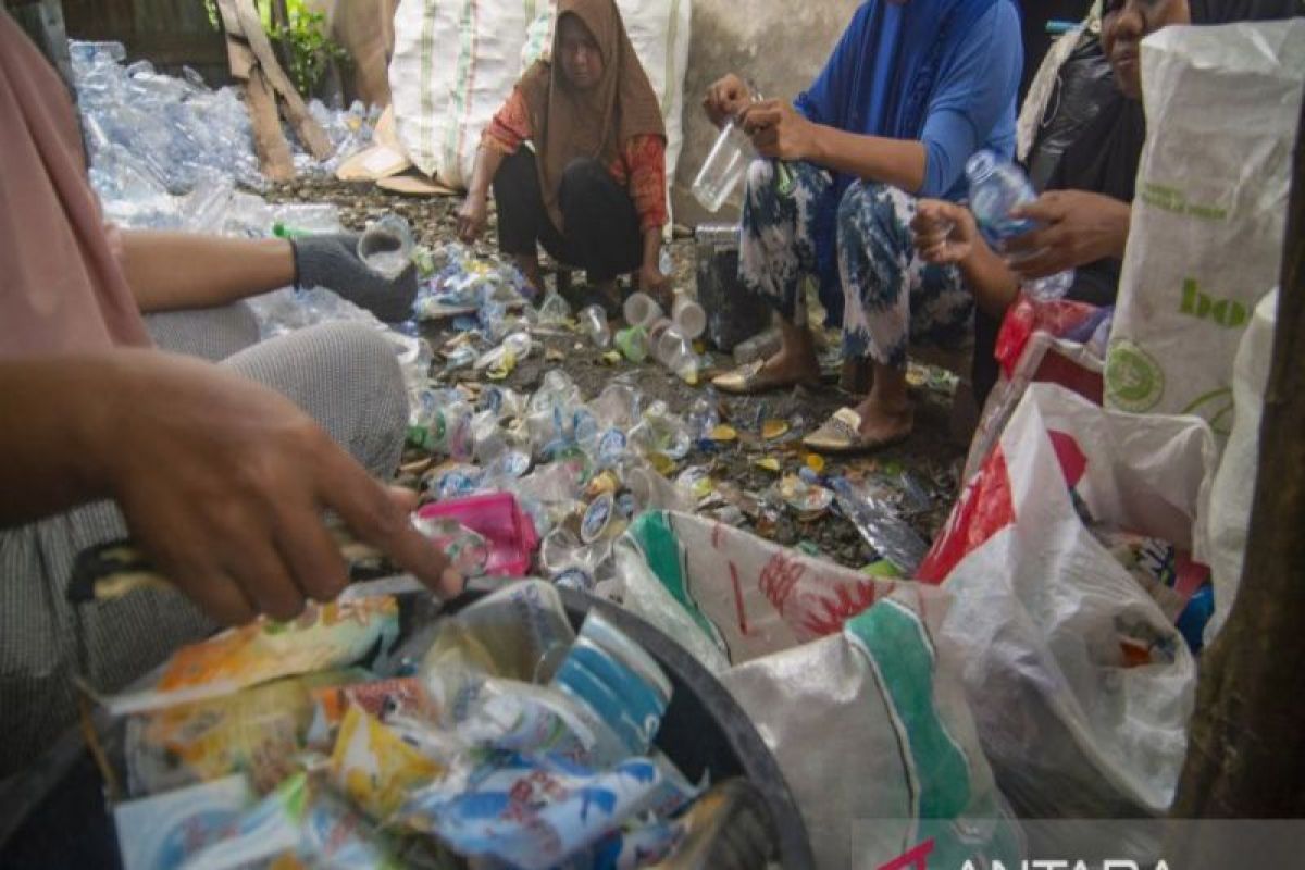 4.700 kg sampah plastik dijual hasil gerakan sosial pilah sampah di Palu