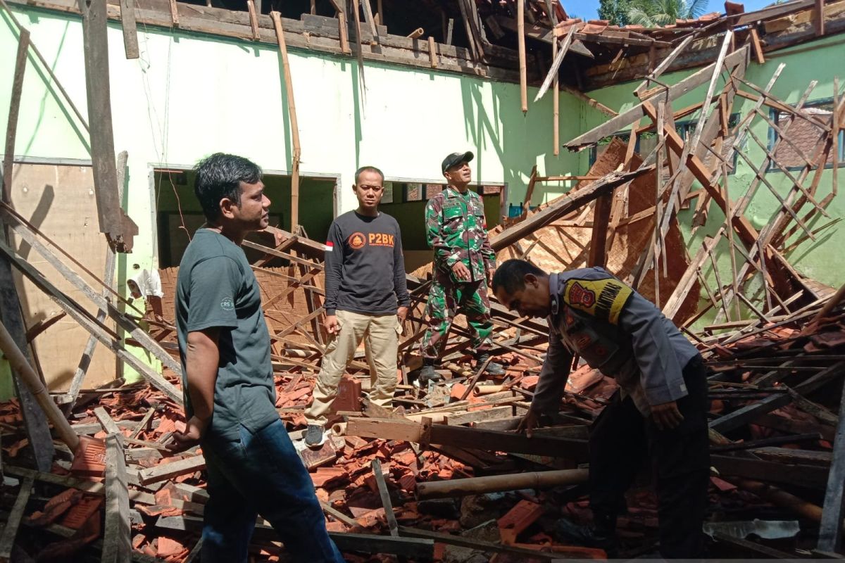 Ruang kelas SDN Tangkil Sukabumi ambruk akibat disapu angin kencang