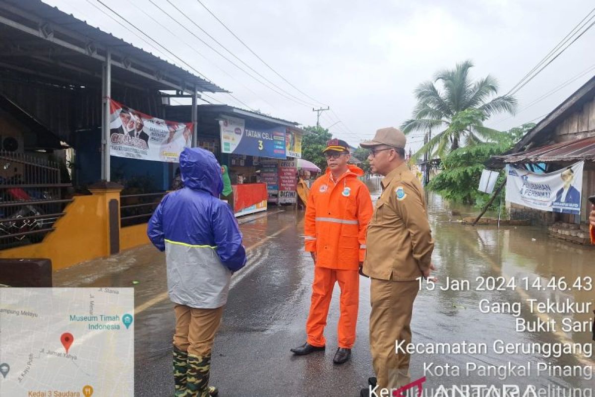 Pj Wali Kota dan Sekda Pangkalpinang tinjau titik genangan air di kelurahan Bukit Sari