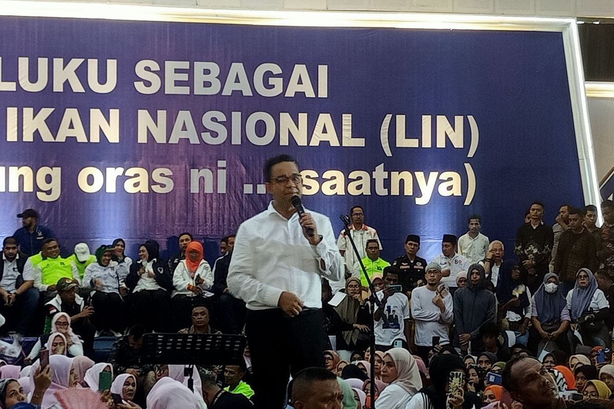 Anies Baswedan janji bangun lapangan bola  di setiap kampung Maluku