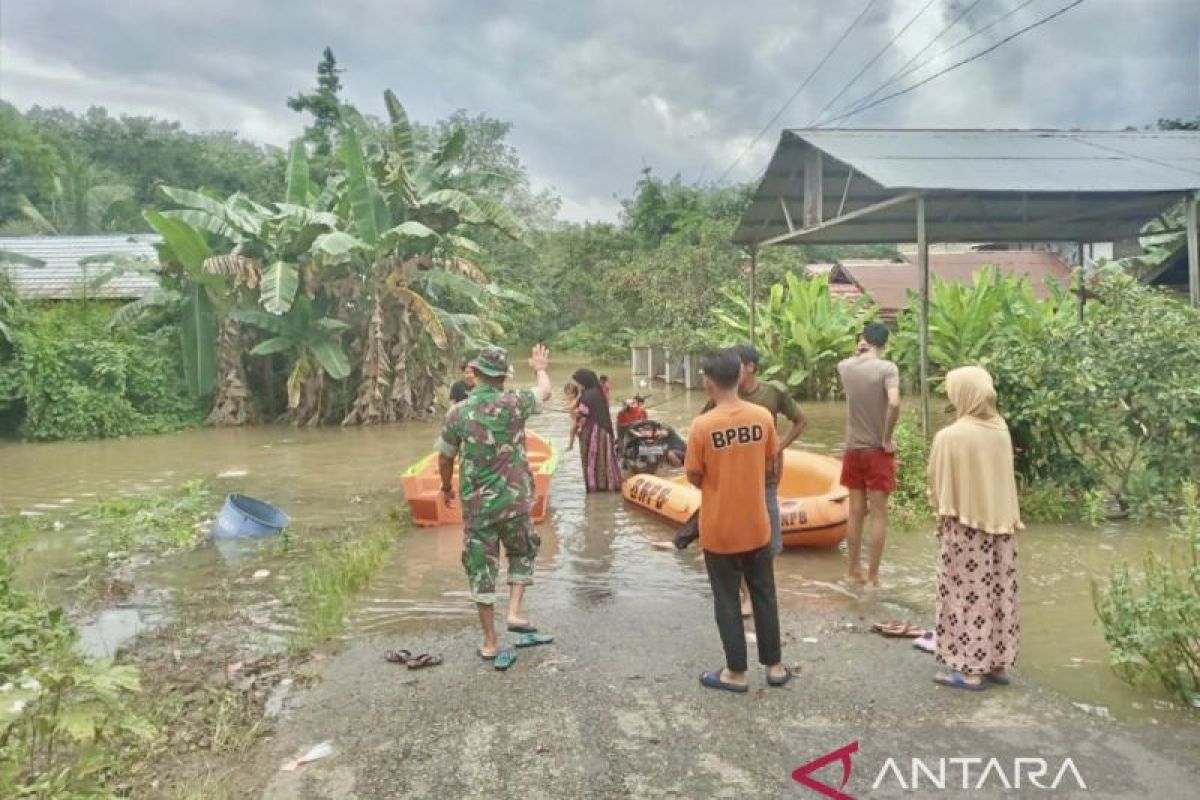 Anggota Koramil 1001-01/Juai bantu warga binaan hadapi banjir