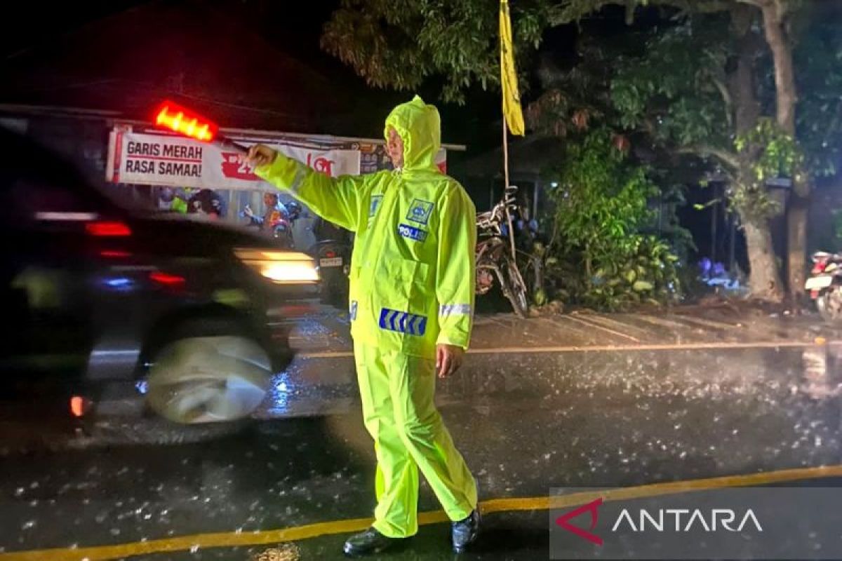 Arus balik terpantau ramai lancar meskipun hujan di Tapin Kalsel