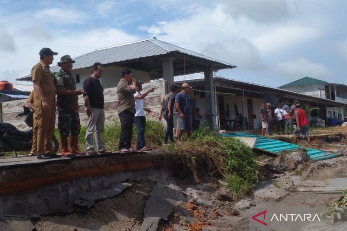 Pemkab Bangka Barat perbaiki jalan putus akibat banjir di Parittiga