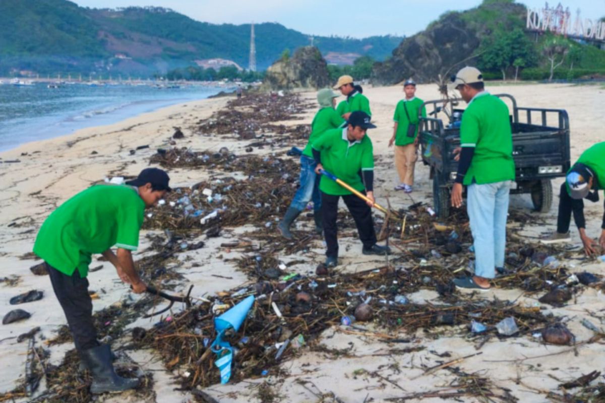 Antisipasi risiko hujan, Sampah di KEK Mandalika NTB dibersihkan