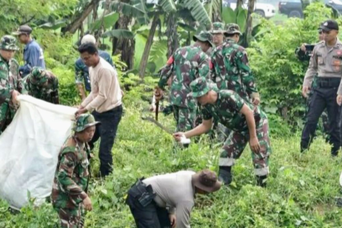 Pemkab Karawang kolaborasi bersama TNI bersihkan sungai cegah banjir