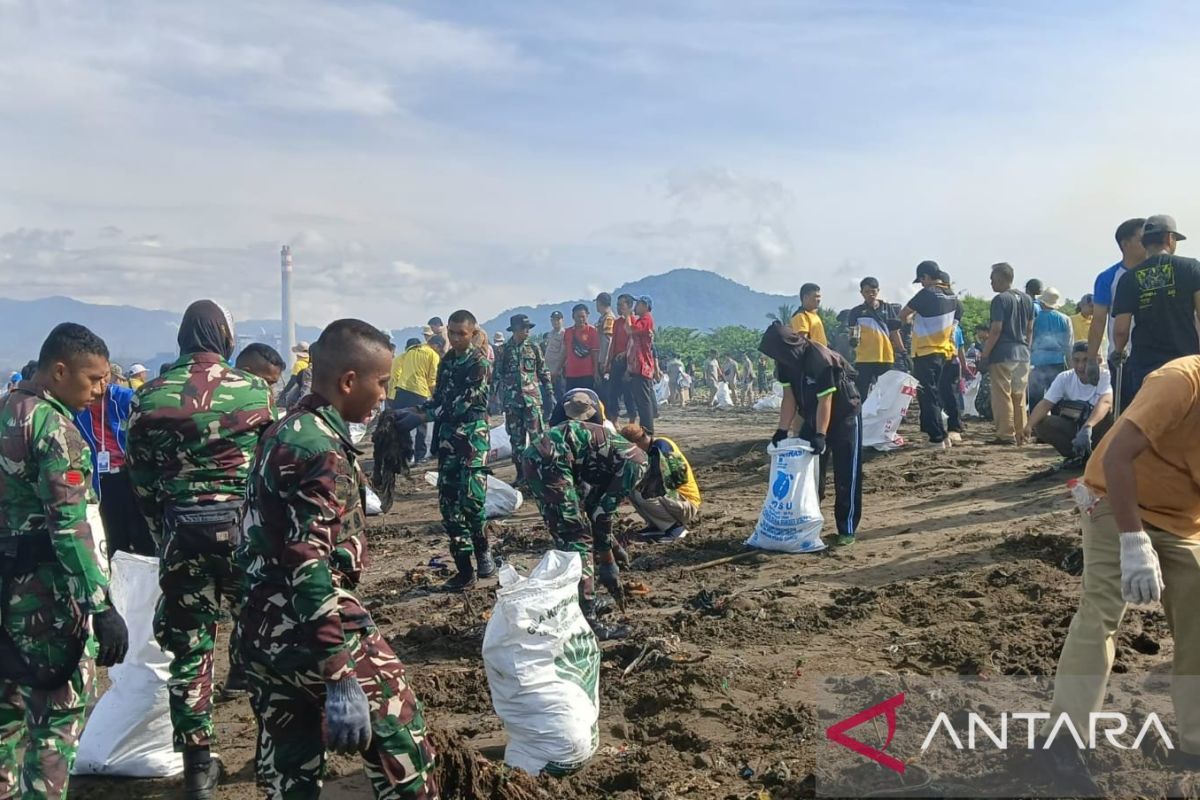 Ratusan personel gabungan bersihkan sampah di Pantai Talanca Sukabumi