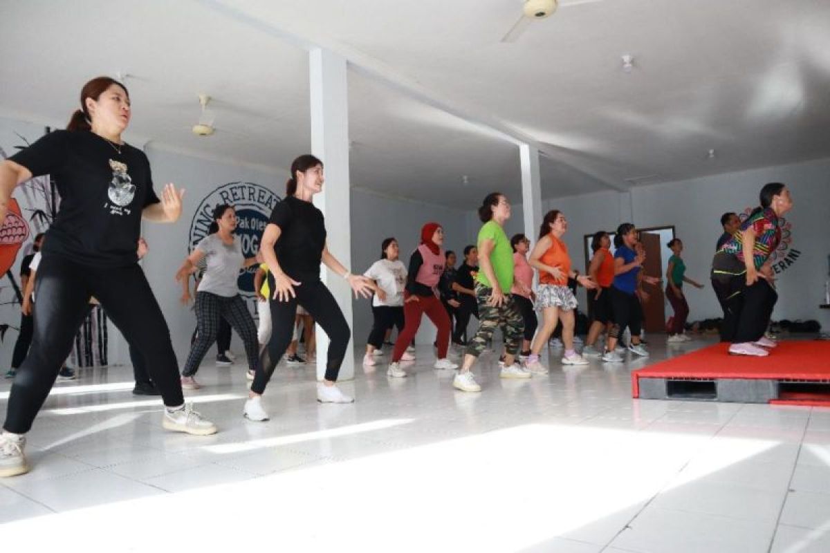 Senam aerobik dan zumba meriahkan peresmian Pak Oles Yoga Studio