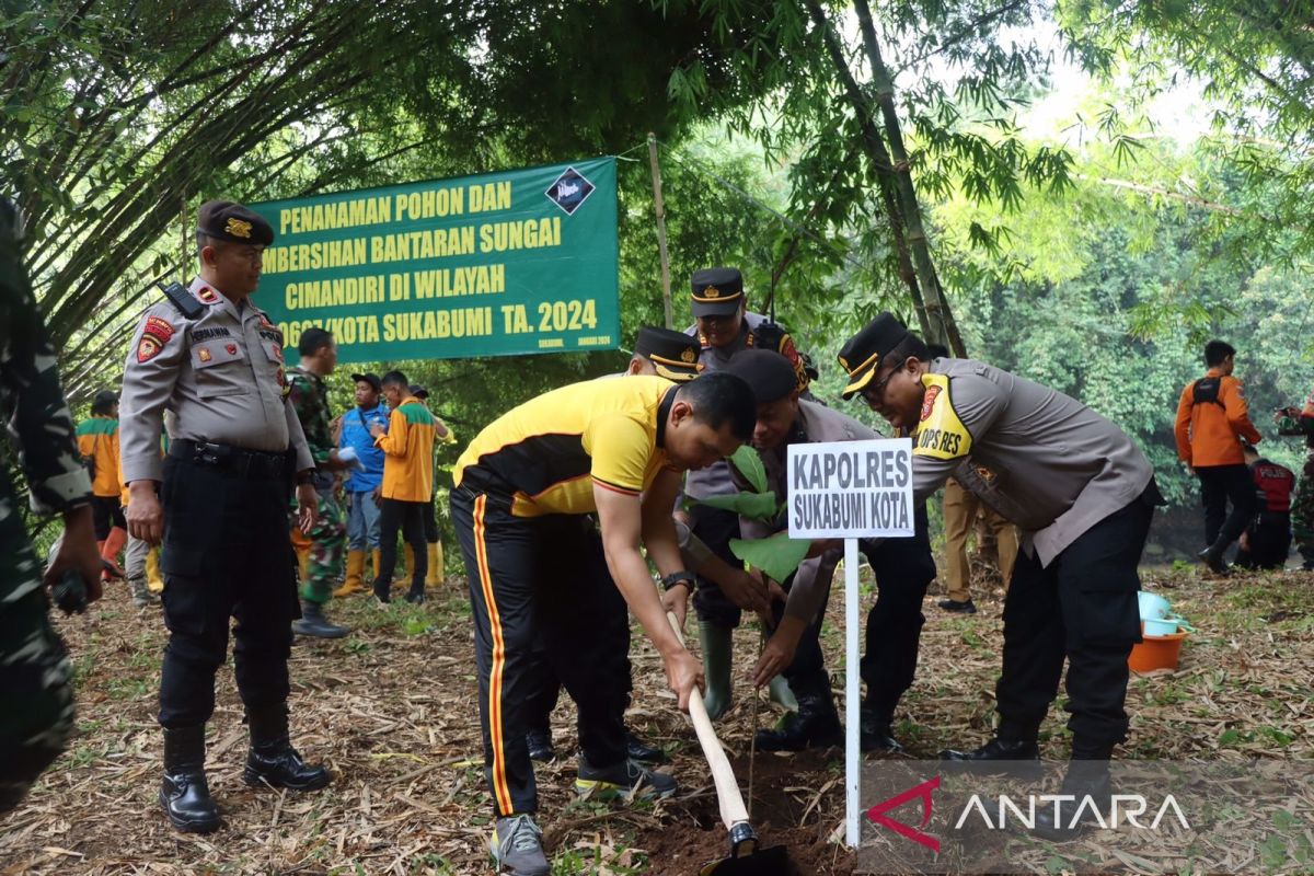 Puluhan personel gabungan Forkopimda Kota Sukabumi dikerahkan bersihkan DAS Cimandiri