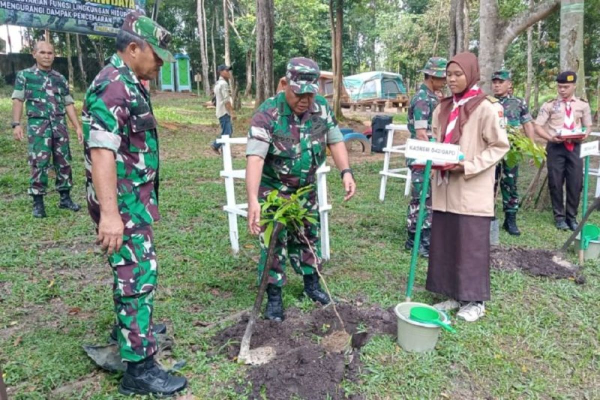 Prajurit TNI tanam ratusan pohon di taman hutan kota Jambi