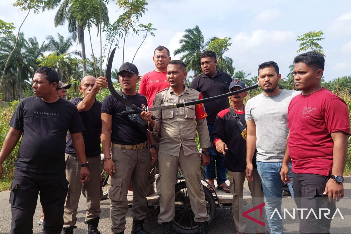 Satpol PP Lhokseumawe tangkap lima remaja diduga pelaku begal, sita samurai