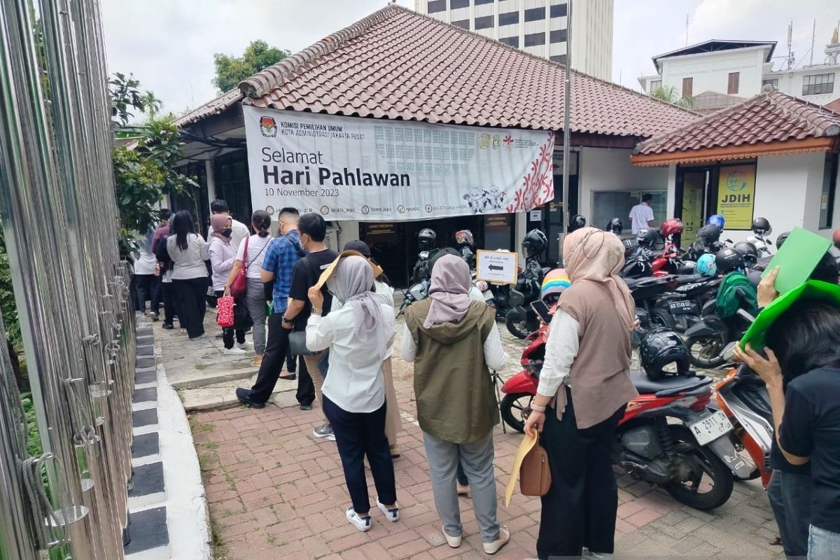 Antrean warga pindah TPS di KPU Jakarta Pusat mengular ke Jalan Pejambon