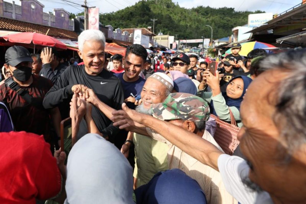 Ganjar olah raga pagi di Banjarnegara, memulai kampanye hari ke-50