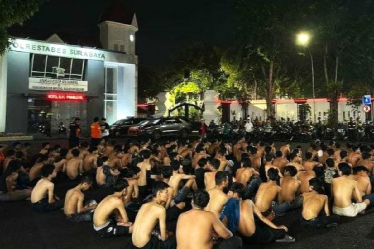 Polisi giring ratusan pemuda buntut pengeroyokan di Surabaya