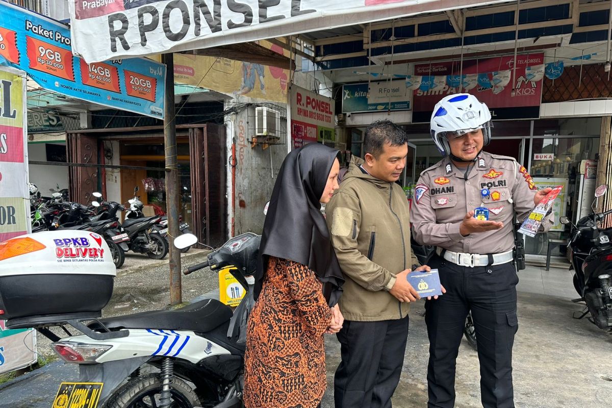 Ditlantas Polda Riau antar BPKB sambil sosialisasikan pemilu damai